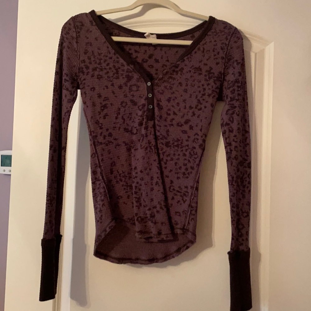 Free people cute long sleeve top. Purple cheetah